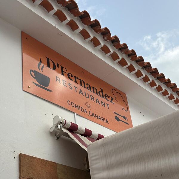 Letrero de D'Fernandez Restaurant en la fachada, comida canaria en Teror