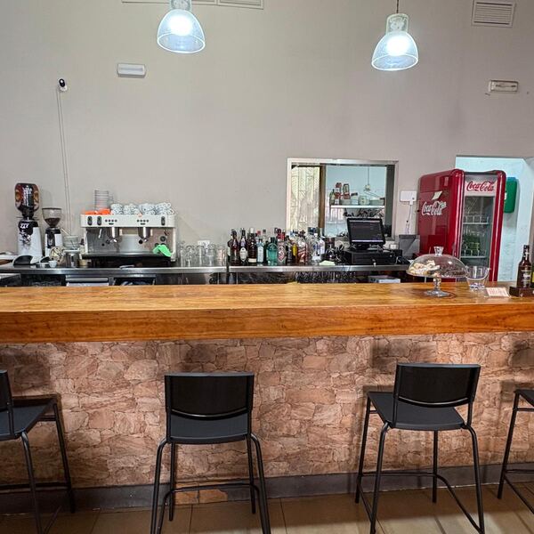 Barra del bar de D'Fernandez con cafetera y bebidas