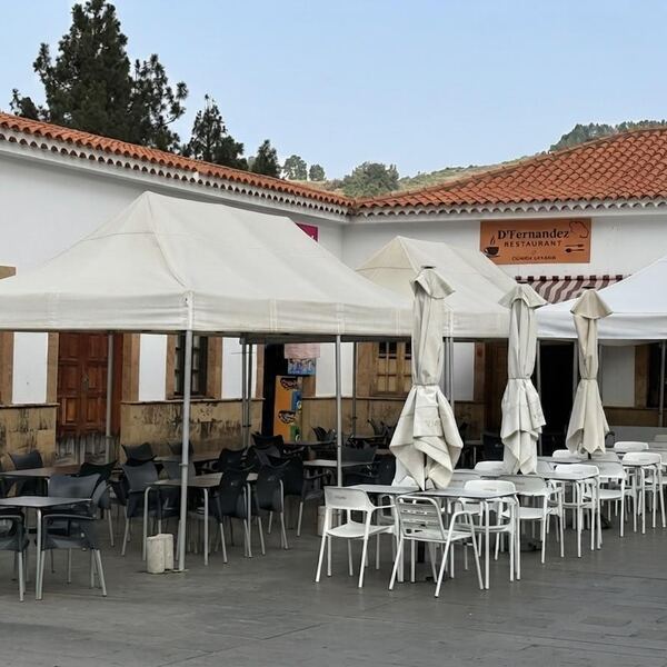 Terraza exterior de D'Fernandez en la Plaza de Sintes, Teror