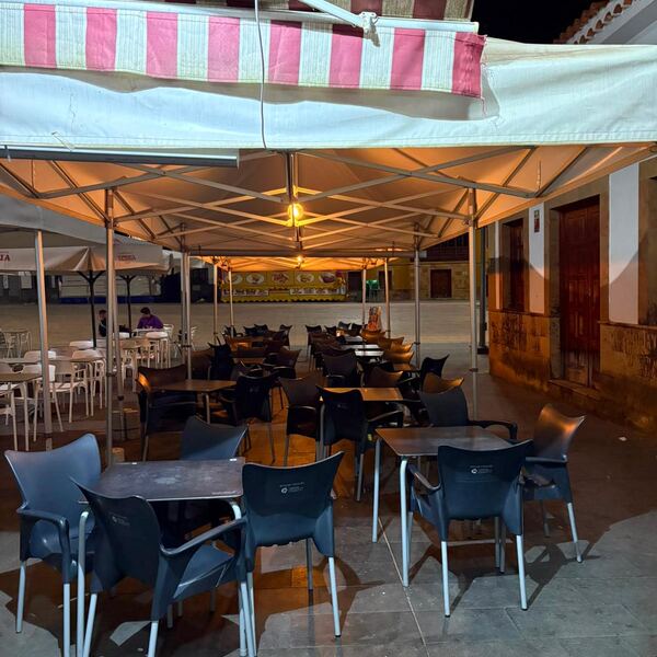 Terraza de D'Fernandez de noche, bajo el toldo