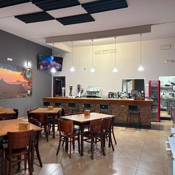 Comedor interior de D'Fernandez con las mesas preparadas