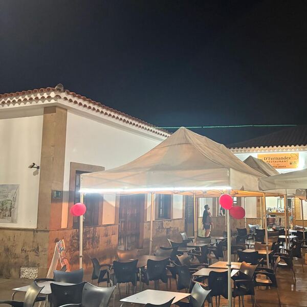 Terraza de D'Fernandez de noche con ambiente de celebración
